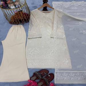 Conjunto VASTRA COTTAGE de Blusa Georgette y Pantalón Plazzo con Bordado de Manga Larga, Moti Latkan, Forro de Micro Algodón y Dupatta a Juego - Product Image 2