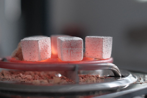 Charbon de coco premium à faible teneur en cendres, cubes de 26 mm pour salons de chicha - Product Image 4