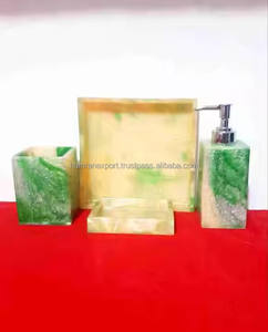 Ensemble de salle de bain en résine de quatre pièces fait à la main comprenant une pompe à savon porte-brosse à dents - Product Image 2