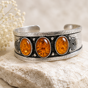 Brazalete Ancho de Ámbar Báltico para Mujer, Diseño Vintage con Motivos de Espiral, Plata/Latón Dorado, Engaste Artesanal, Estilo Boho, de Jewelry Town Artisan - Product Image 5