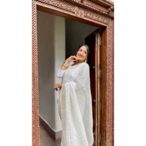 Sari Blanco con Silueta Recta y Detalles Dorados - Product Image 3