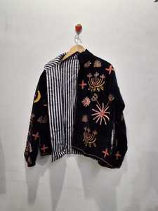 เสื้อแจ็คเก็ตผู้หญิงทำมือ ผ้ากำมะหยี่ รักษ์โลก สไตล์วินเทจ สำหรับฤดูหนาว ลายดอกไม้ คอวี แขนเสื้อแบบดรอปโชว์เดอร์ ซับในผ้าฝ้าย แบบชิ้นเดียว - Product Image 5