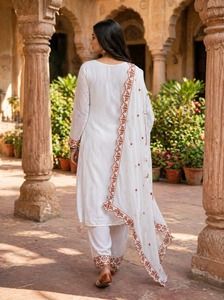 Salwar Kameez traditionnel indien avec dupatta et broderies, pour toutes les occasions, vêtements élégants pour femmes à prix abordable. - Product Image 4