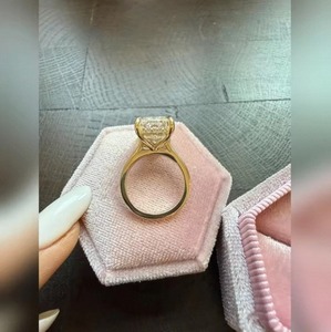 Bague de luxe en diamant de laboratoire taille radiant pour femme, or, cadeau de fiançailles et de mariage, disponible en 9K, 14K, 18K avec certificat IGI SGL - Product Image 5