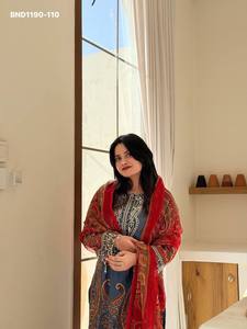 Ensemble prêt-à-porter Designer Chinon avec motif imprimé et détails en diamants argentés sur le col - Pantalon palazzo et dupatta - Fabricant de mode féminine - Product Image 2
