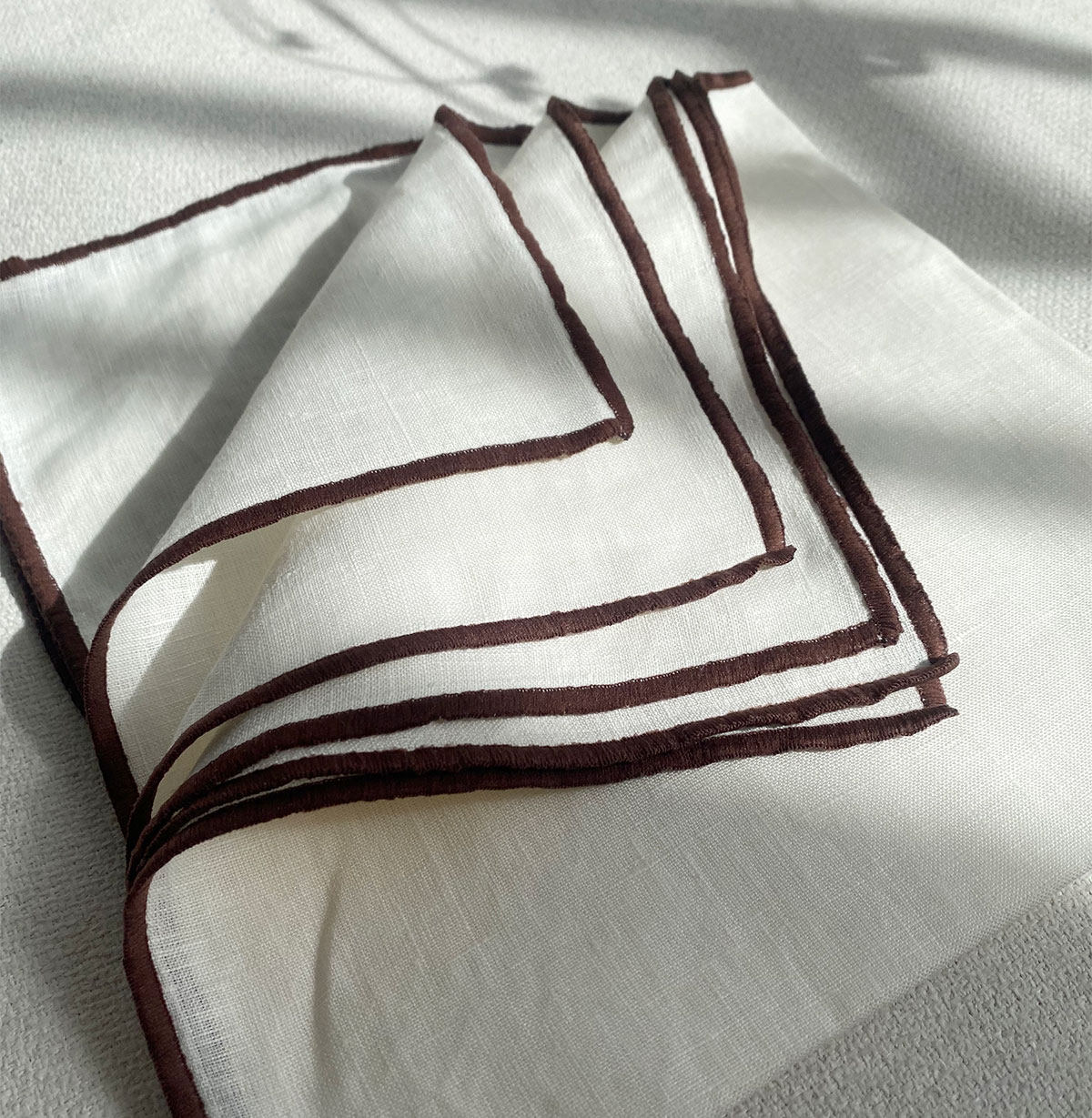 café blanc + foncé avec passepoil