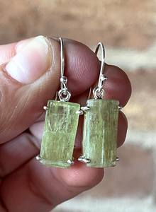 Pendientes de Cianita Verde Hechos a Mano, Plata de Ley, Joyería con Piedras Preciosas Naturales - Product Image 2