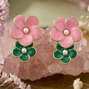 Boucles d'oreilles en or 14 carats, fleurs doubles roses et vertes, bijoux de mode pour femmes, élégantes boucles d'oreilles à fleurs, accessoire cadeau, à porter pour les fêtes - Product Image 1