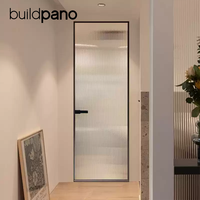 Porte battante en verre moderne de luxe, étanche, avec cadre doré et panneau en verre transparent, design fini pour l'entrée de la villa