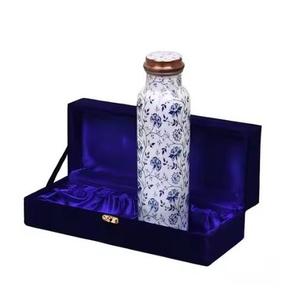 Ensemble cadeau de bouteille d'eau en cuivre à motif marbre blanc minimaliste avec deux tasses assorties, collection de vaisselle réutilisable de designer - Product Image 3