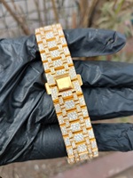 Montre de luxe pour homme en or jaune, boîtier rond de 42 mm, verre saphir, mouvement à quartz analogique, bracelet entièrement serti de moissanite, style hip-hop