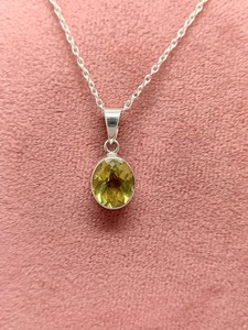 Pendentif Céleste en Quartz avec Chaîne, Collier Élégant en Cristal et Pierre Précieuse, Bijou Cadeau pour Femme, Design Unique et Intemporel - Product Image 1