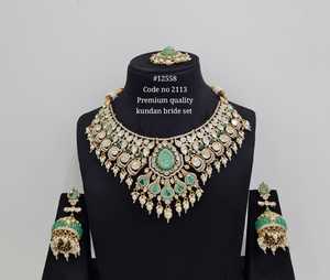 Ensemble de bijoux de mariée Kundan vert 12558 plaqué or, collier et boucles d'oreilles avec imitation perle et pierre doublette, pour mariage et fêtes. - Product Image 4