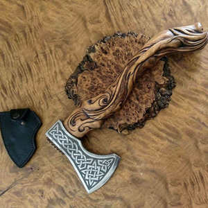 Hache tactique viking artisanale avec manche en bois et lame en acier inoxydable, design celtique, pour la survie - Product Image 2