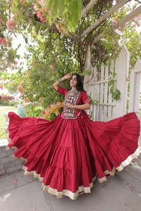 Conjunto Indio-Pakistaní Rojo Bordado, Lehenga Choli en Capas, Vestido Tradicional para Bodas y Festivales - Product Image 3