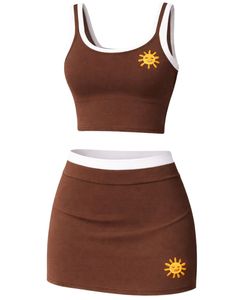Conjunto de dos piezas personalizado para mujer en color marrón: top corto con lindo parche de sol y minifalda de cintura alta elástica, ideal para el verano. - Product Image 1