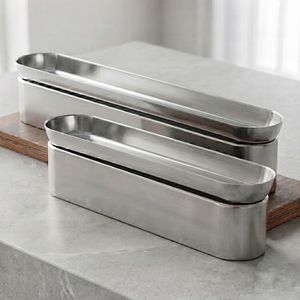 Juego de tazones largos de metal plateado moderno con bases elevadas a juego, forma ovalada, ideal para decoración de mesa elegante y servicio de alimentos. - Product Image 1