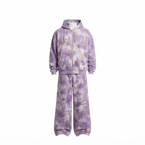 Ensemble survêtement streetwear deux pièces pour homme, violet tie-dye, avec sweat à capuche zippé et pantalon large à détails cloutés - Product Image 3