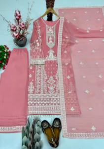 Ensemble prêt-à-porter en faux georgette avec broderie de créateur, travail de sequins et bordure en dentelle, comprenant un haut, un pantalon palazzo et un dupatta. - Product Image 5