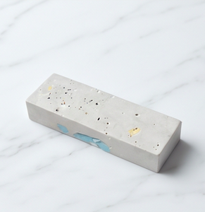 Reposacucharas Rectangular de Terrazo Blanco con Incrustaciones Azules y Amarillas, Perfecto para Utensilios de Cocina - Product Image 1