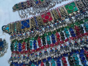 Exquisitos conjuntos de joyería afgana con detalles de cristal rojo rubí y monedas plateadas en cascada para trajes de danza del vientre tribal. - Product Image 6