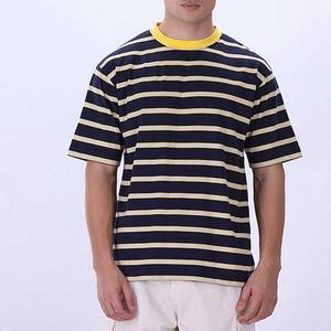 Camisetas de Hombre de Nuevo Diseño Hechas en Pakistán, Camiseta Personalizada con Rayas Azul Marino y Amarillas, Cuello Redondo, Atuendo Casual Cómodo - Product Image 1