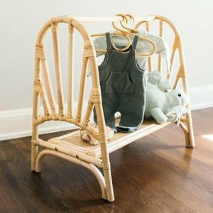 Perchero de ropa para muñecas estilo boho hecho a mano, percheros de ropa ecológicos de ratán para muñecas Barbie - Product Image 1