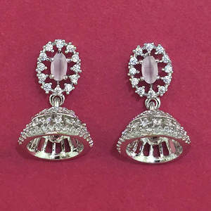 Exportador de Joyería Artificial de Moda en India, Jhumki de Circonia Cúbica con Baño de Rodio 444081 - Product Image 2