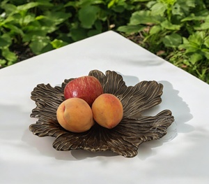 Plateau en aluminium coulé de finition antique avec bols en verre et en métal pour le service de nourriture pour les hôtels, la restauration et les fêtes - Product Image 1