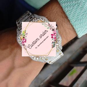 Montre Hip Hop personnalisée en acier inoxydable, sertie de cristaux de saphir et de moissanite, avec baguettes et pierres incrustées, faite à la main pour homme - Product Image 2