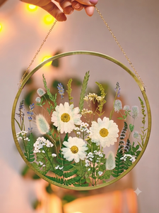 Cadre photo mural circulaire en métal doré avec fleurs pressées, décoration murale moderne minimaliste, cadre flottant pour photos - Product Image 1