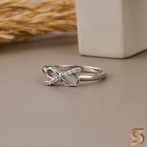 Anillo delicado de plata 925 con nudo de lazo, minimalista y delicado, con pavé de moissanita, apilable, para uso diario. - Product Image 5