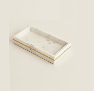 Plateau de service de luxe en marbre blanc avec accents dorés, compatible lave-vaisselle, portable pour comptoir de salle de bain, bijoux et vaisselle - Product Image 1