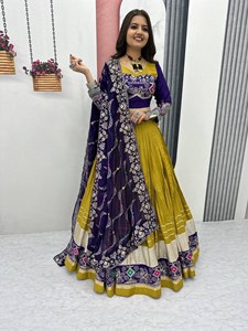 ชุดเลเฮนกาโชลีพร้อมผ้าคลุมไหล่ ทำจากผ้าฝ้ายแท้ ปักด้วยด้ายเลื่อม - Product Image 3