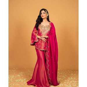 Conjunto de Ropa India y Pakistaní con Bordado de Diseño, Top, Pantalón y Dupatta - Product Image 2