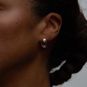 Pendientes de Oro Sólido de 14K y 18K con Diamantes Cultivados en Laboratorio de Corte Trillón, Engastados en Bisel, Aros Geométricos Abiertos en Forma de Círculo, Ovalados y Abombados, Venta al por Mayor - Product Image 2