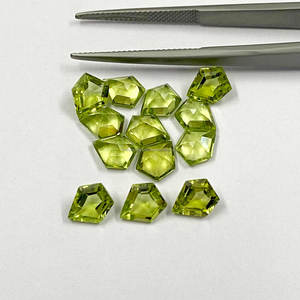 Calidad Superior 6x7mm a 7x10mm Escudo facetado de peridoto verde Precio asequible Piedra preciosa suelta natural del proveedor de piedras preciosas indias - Product Image 3