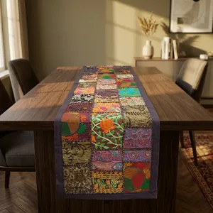 Chemin de table vintage indien brodé en patchwork de sari - Product Image 1