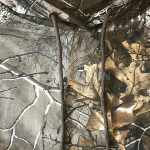 เสื้อฮู้ดลายพรางสำหรับผู้ชาย ดีไซน์เรียบง่าย ด้านในนุ่มสบาย พร้อมฮู้ดปรับได้ เหมาะสำหรับการเดินป่าและการล่าสัตว์กลางแจ้ง - Product Image 2