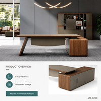 Bureau de direction moderne en L avec plateau en bois veiné, rangement latéral autoportant et support d'angle pour bureaux de direction