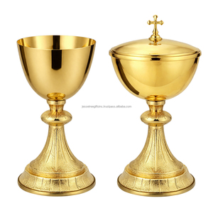 Cáliz y Ciborio de la Iglesia Católica, Juego de Latón con Acabado Pulido, Tapa con Cruz, Vaso Litúrgico para la Sagrada Comunión, Juego Eucarístico para Altar - Product Image 1