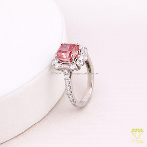 Anillo de Compromiso Moderno con Moissanita de Diseño Único para Mujer, con Apariencia Chic y Elegancia Duradera, Disponible al Mejor Precio - Product Image 1
