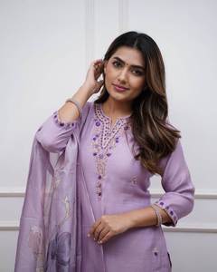 Ensemble Kurti, pantalon et dupatta pour femme en coton rayonne chanderi brodé de qualité supérieure, col en V, idéal pour les fêtes, avec protection solaire à séchage rapide - Product Image 3
