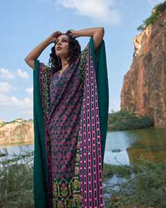 Confeccionado a mano, adornado con lentejuelas geométricas y bordados a mano con espejos en toda la prenda delantera y trasera. Se combina con pantalones anchos de crepé. - Product Image 1