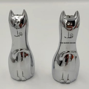 Juego clásico de salero y pimentero de latón en tono dorado con bordes redondeados y acabado vintage para ocasiones especiales de cena. - Product Image 3