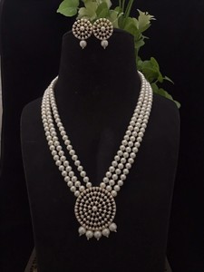 Ensemble collier long et boucles d'oreilles tendance pour femme, avec perles plaquées et diamants, idéal pour les fiançailles, les mariages et les occasions spéciales - Product Image 2