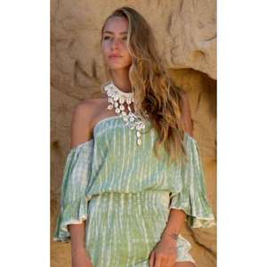 ชุดรอมเปอร์ลายมัดย้อมสีสันสดใส สไตล์โบฮีเมียนสุดชิค ผสมผสานความสบายกับความสง่างามไร้กังวล ผลิตจากผ้าที่เบาและระบายอากาศได้ดี - Product Image 4