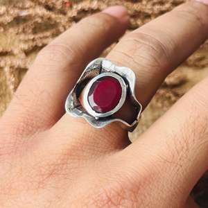 Bague Statement en Pierre Rouge pour Femme, Style Gothique Floral, en Laiton, Finition Argent Oxydé, Design Vintage Audacieux, Vente en Gros - Product Image 5