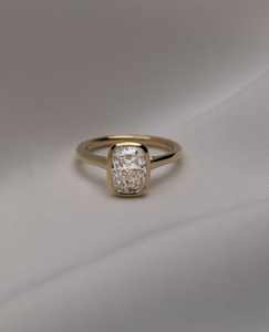 Anillo de compromiso y boda solitario de plata 925 con moissanita VVS de corte esmeralda y engaste invisible certificado, venta al por mayor de fábrica - Product Image 1