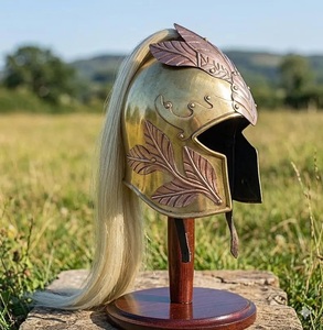 Casco de metal dorado pulido con diseño de hoja y cabello rubio sobre soporte, estilo antiguo, artefacto coleccionable - Product Image 2